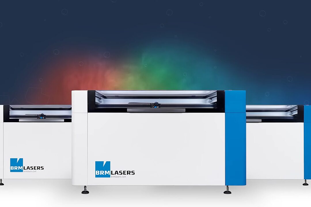 Drei geschlossene Lasermaschinen der BRM Pro Serie nebeneinander.